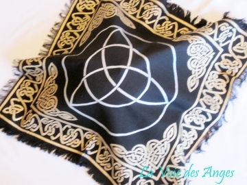 Nappe d'Autel : Triquetta et Motifs Dorés (60cm)